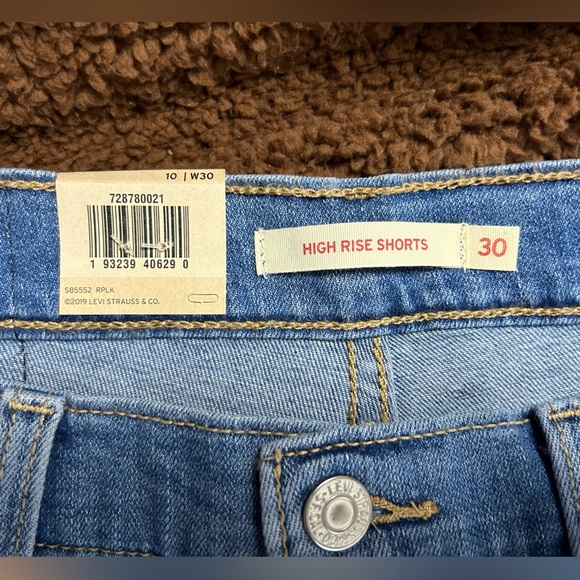 Women’s Levi’s shorts 10/W30 NWT - Picture 2 of 4
